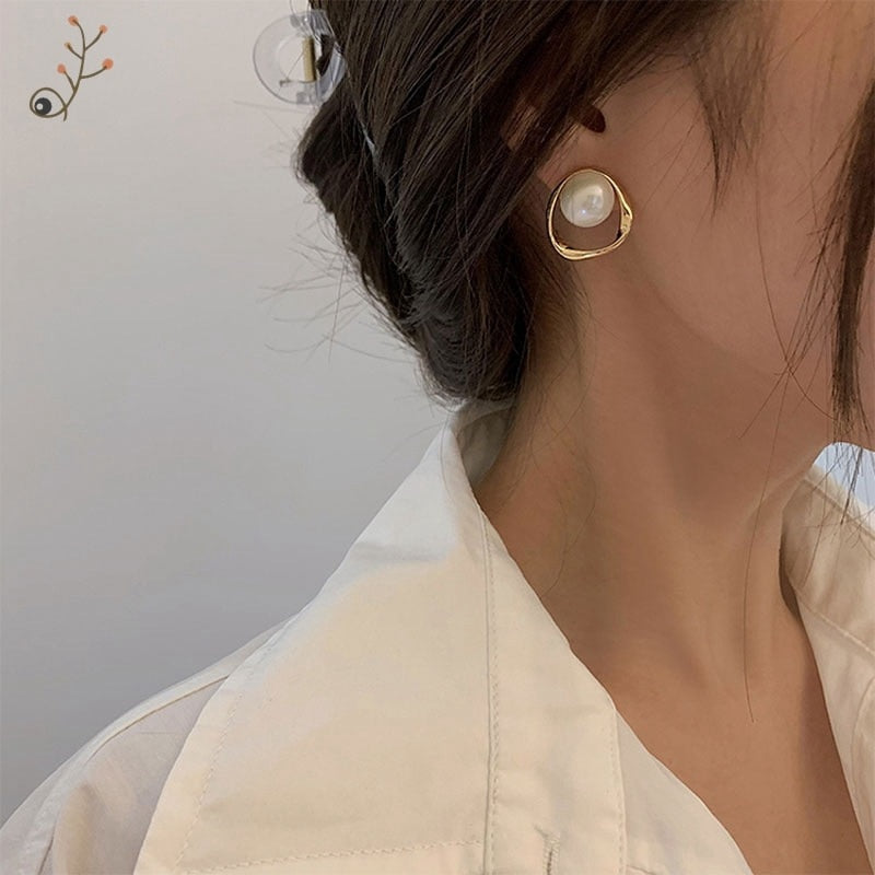 2026 New Cute Pearl Studs Hoop Earrings for Women Gold Color Eardrop Minimalist Tiny Huggies Hoops Wedding Fashion Jewelry